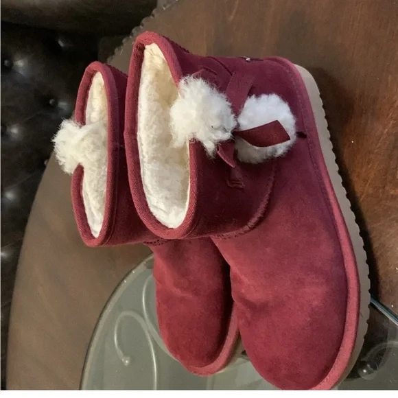 Koolaburra Burgundy Boots with Cream Lining - Picture 4 of 4